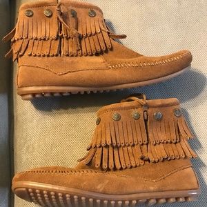 EUC Minnetonka Double Fringe Side Zip Boot 9.5 Tan